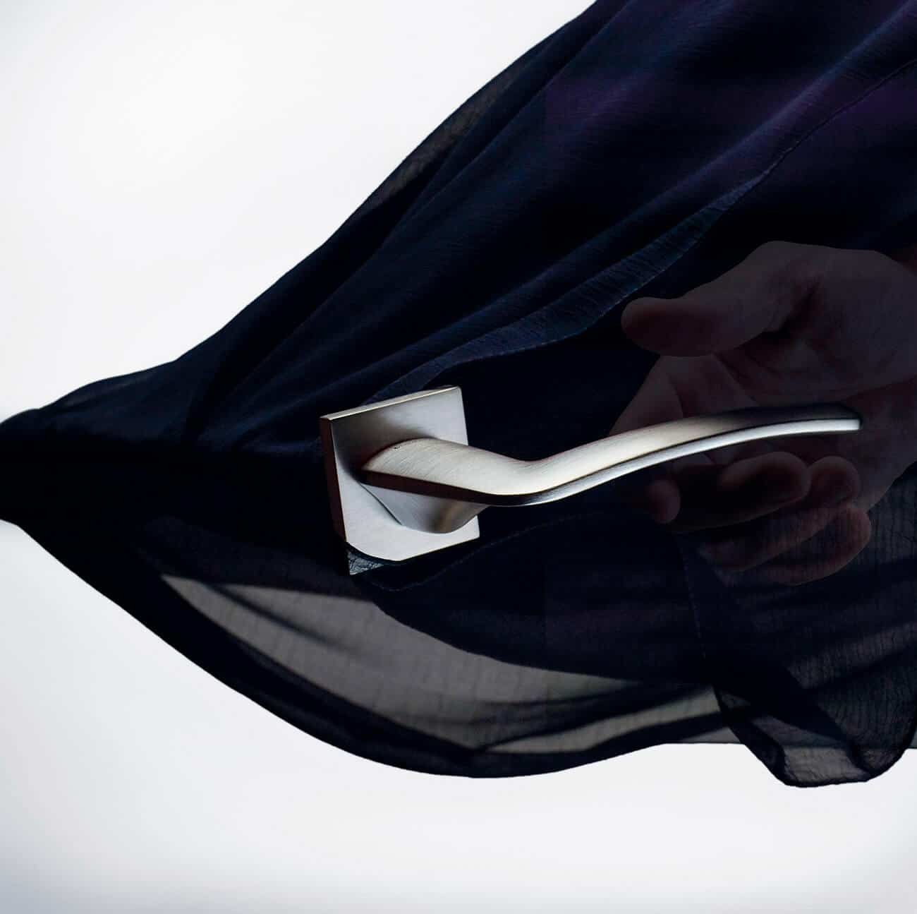 head-ala-door-handle