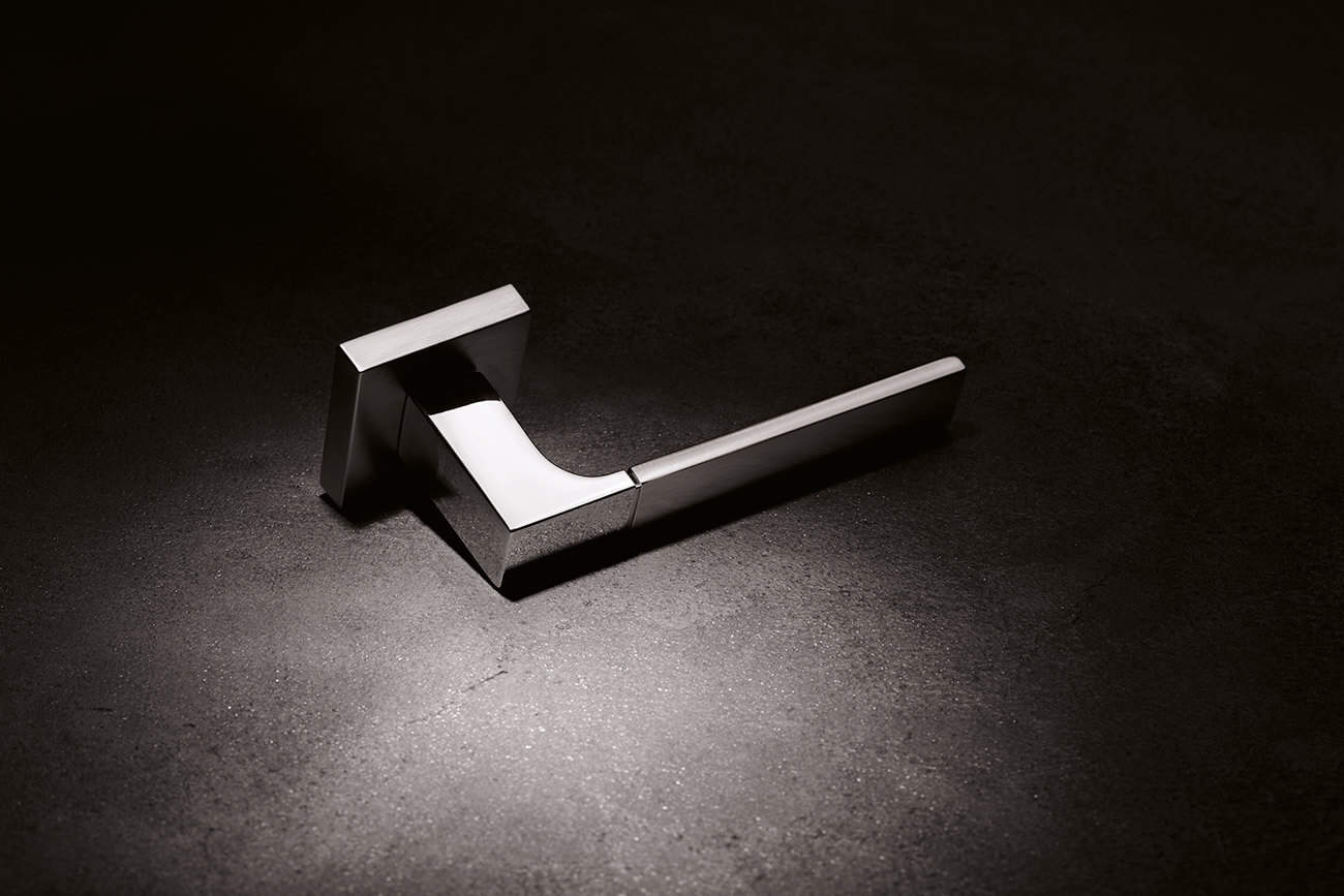 head-thais-door-handle